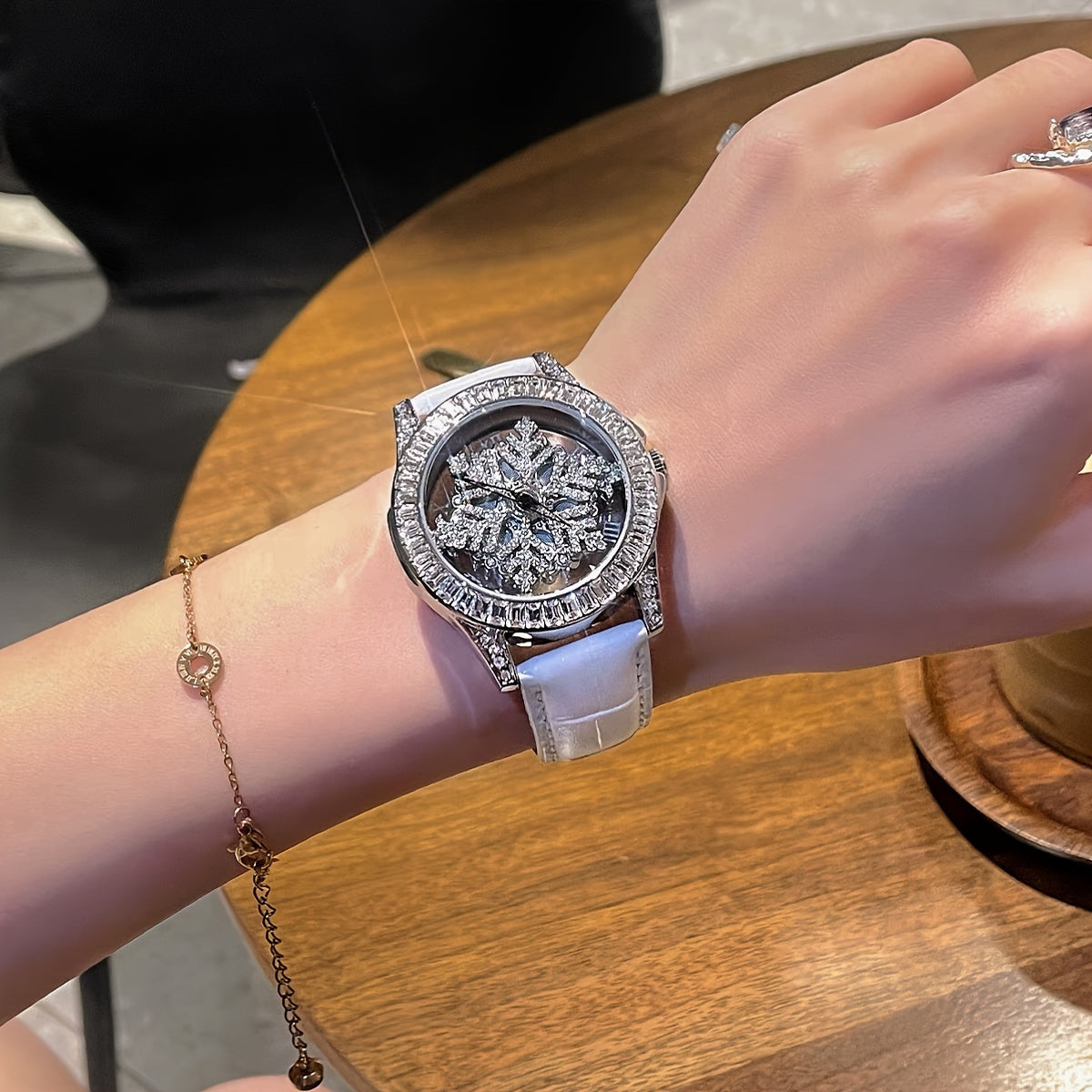 Fashionable Ladies' Snowflake Dial Quartz Wrist Watch with Rhinestone Encrusted Round Case, Non-, Analog Display, PU Leather Band, Ideal for Women's Date Gift and Everyday Wear - Pack of 1